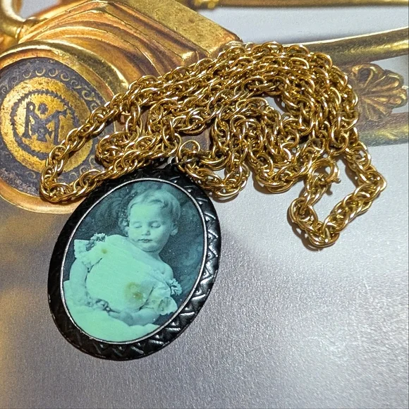 ANTQ VTG Daguerreotype Deceased Child Necklace - Picture 3 of 7